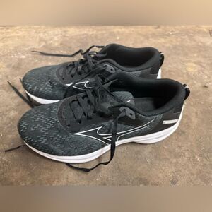 Men’s Mizuno Wave Legacy Black and White Athletic Sneakers - Size 8.5